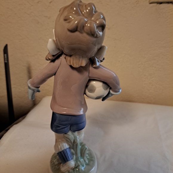 FINAL COST Lladro Lilly Football  Soccer player 5134 retired excellent - Picture 5 of 6